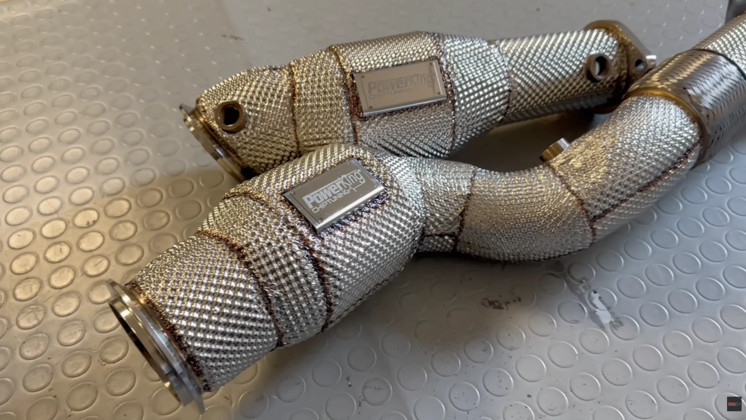 Set downpipe PowerKing con scudo termico su M2 G87