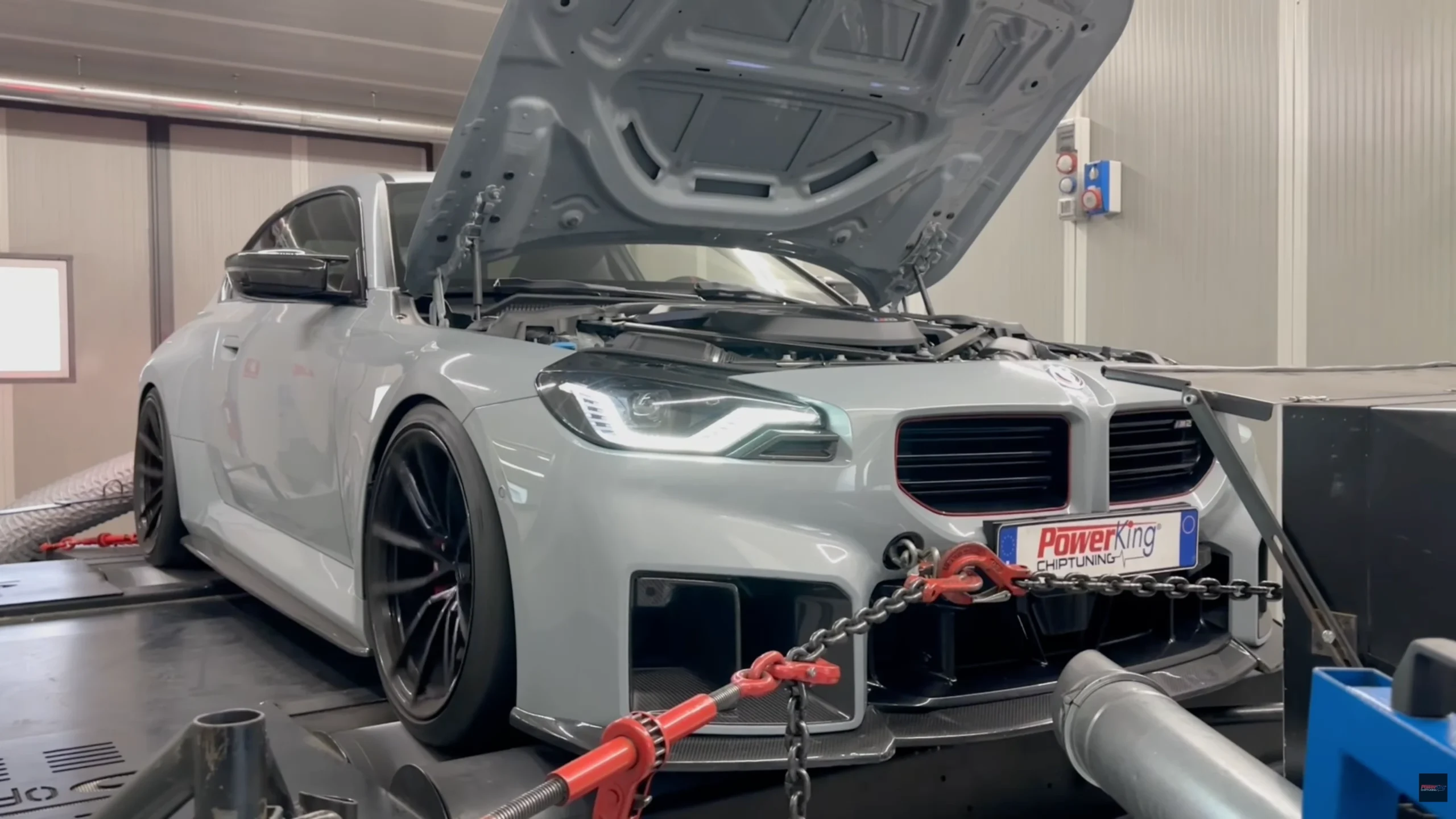 Grafico banco prova BMW M2 G87 – Stock vs Stage 2 PowerKing: 693 CV / 825 Nm