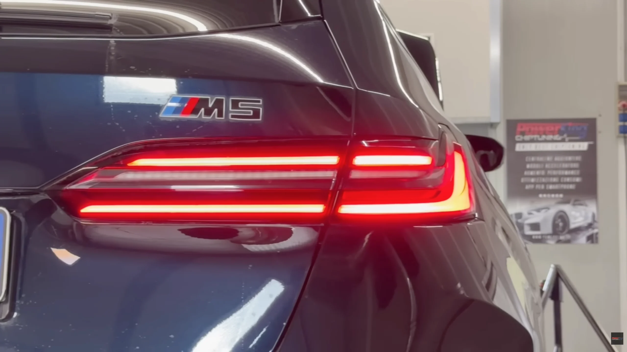 Dettaglio logo M5 portellone – BMW M5 G99