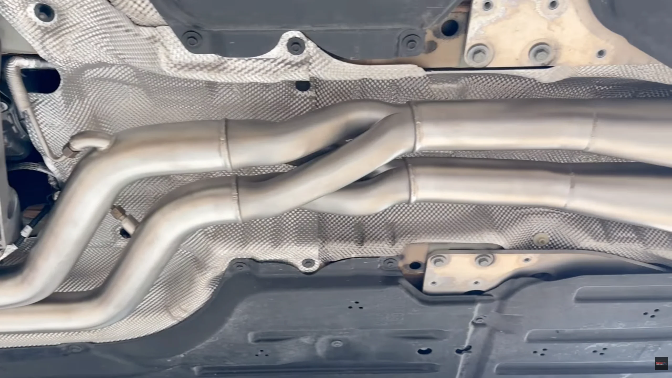 Dettaglio design a Z del mid pipe PowerKing su BMW M3